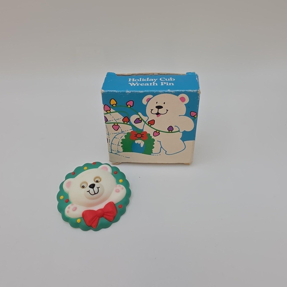 New AVON Brooch Pin Holiday Cub Wreath Collectible Old Stock In Box FREE $HIP!!